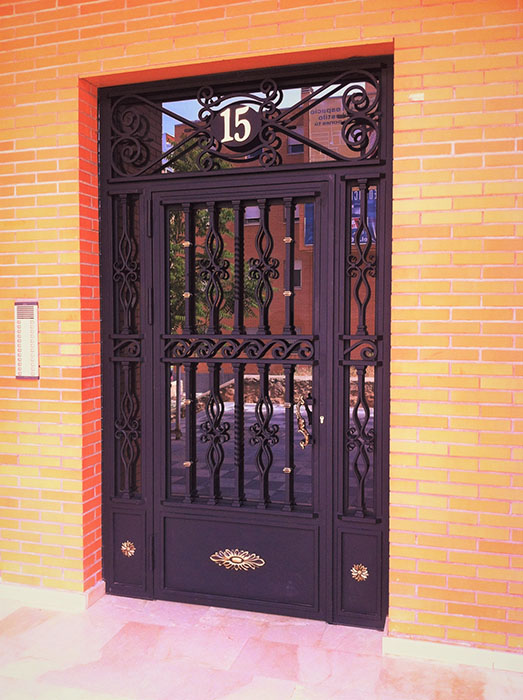 Cerrajería Villalba puerta de hierro marrón