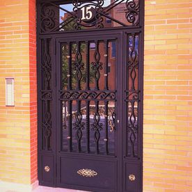Cerrajería Villalba puerta de hierro marrón