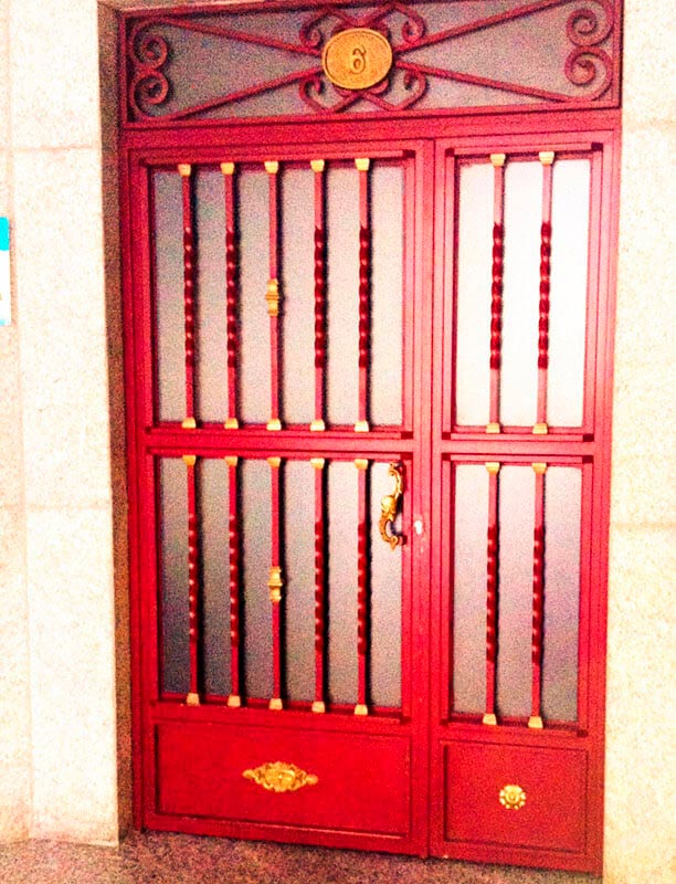 Cerrajería Villalba puerta de hierro roja