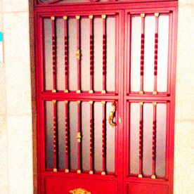 Cerrajería Villalba puerta de hierro roja